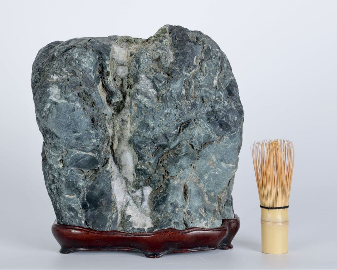 滝石 水石 添景 在銘台座付 12.5kg 盆石 鑑賞石 天然石 遠山石 飾石