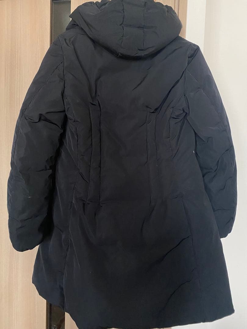 MONCLER ブラックダウンジャケット フード付き