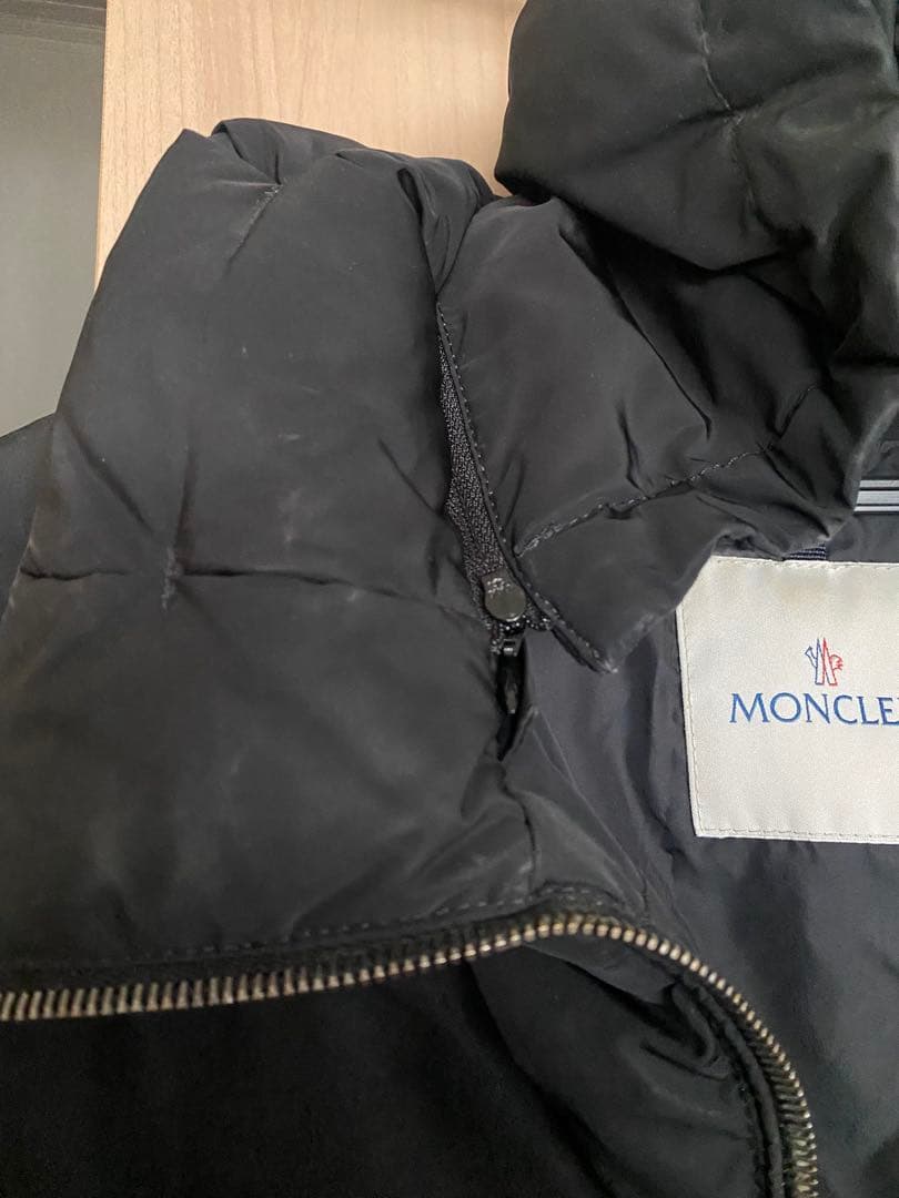 MONCLER ブラックダウンジャケット フード付き