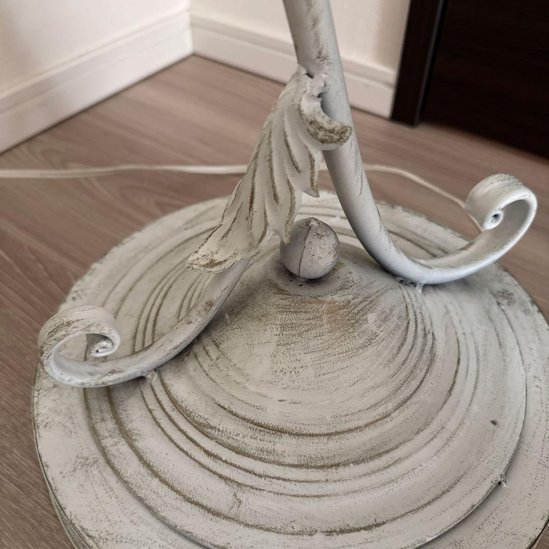 ホワイト・アンティーク基調 アイアンランプ｜読書灯・ナイトランプにおすすめ