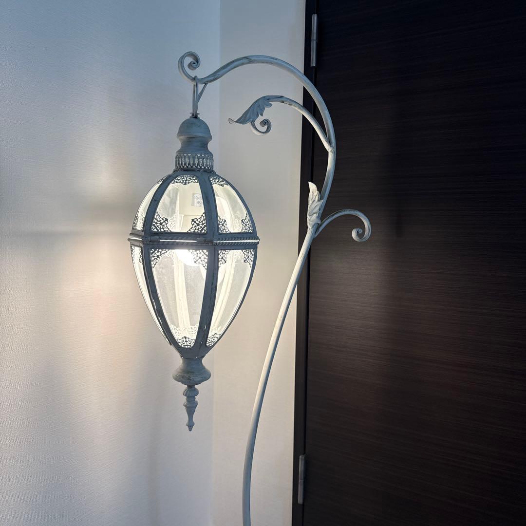 ホワイト・アンティーク基調 アイアンランプ｜読書灯・ナイトランプにおすすめ