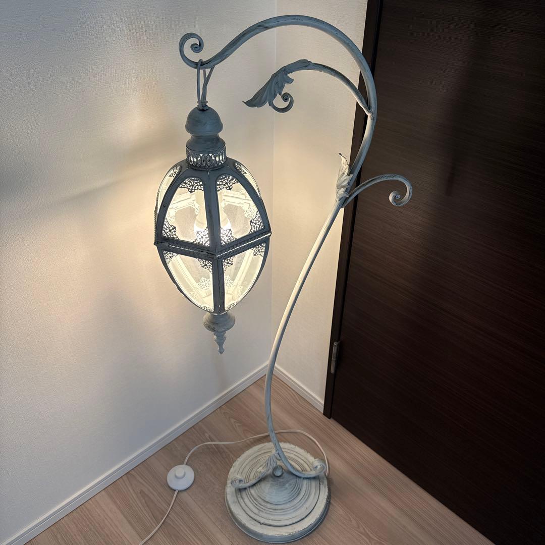 ホワイト・アンティーク基調 アイアンランプ｜読書灯・ナイトランプにおすすめ