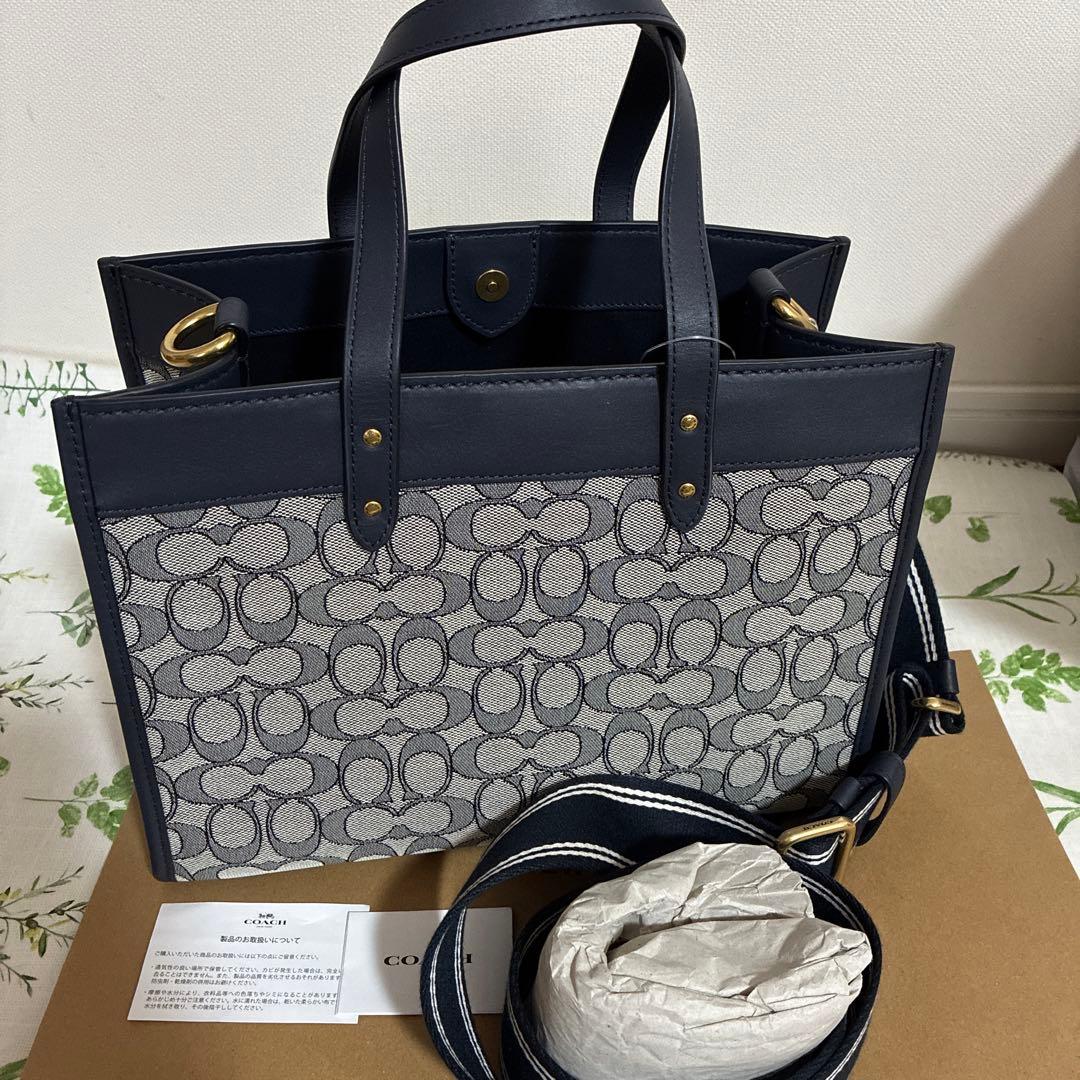 大幅値下げ【新品】COACHフィールドトート30 シグネチャージャカード