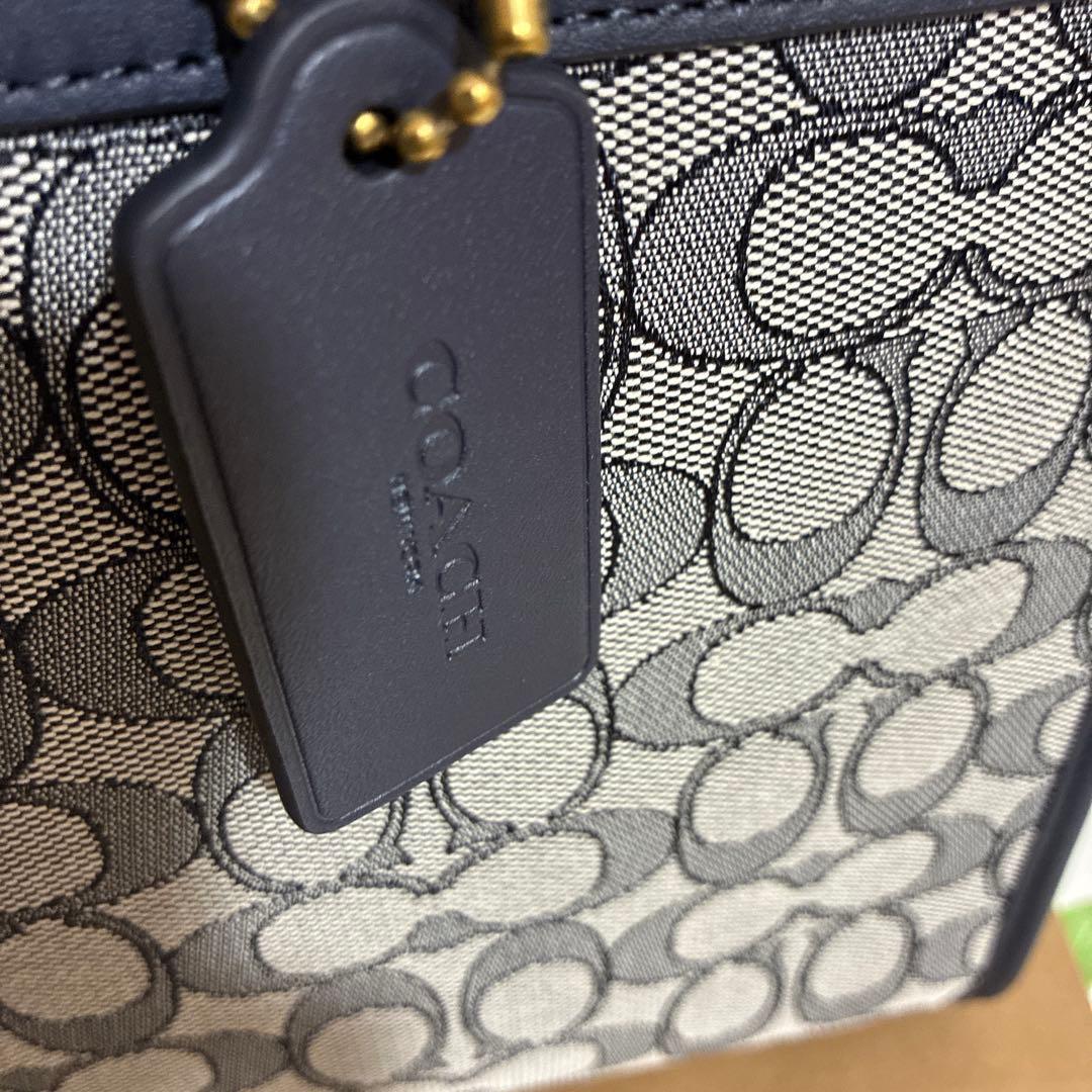 大幅値下げ【新品】COACHフィールドトート30 シグネチャージャカード