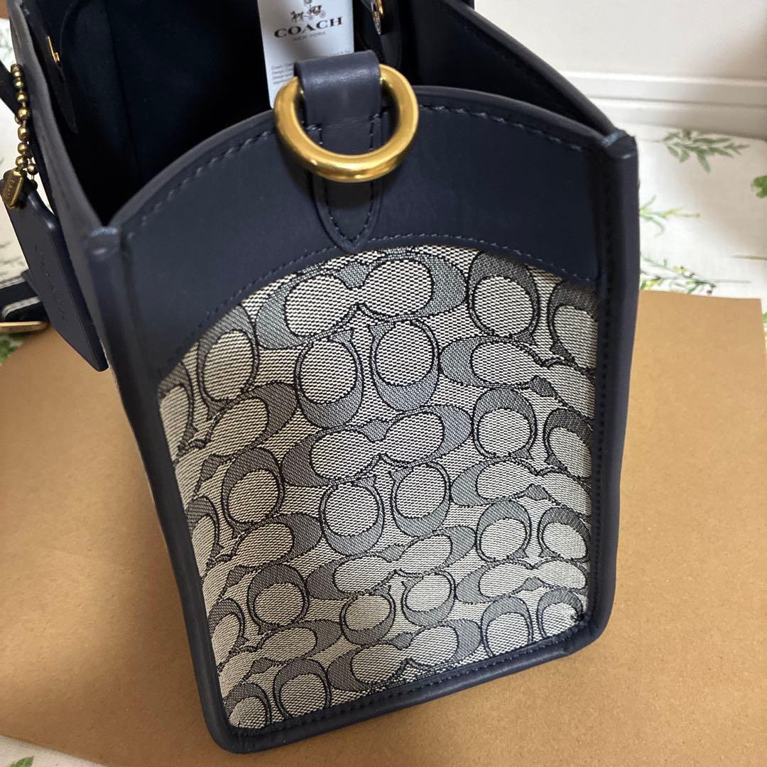 大幅値下げ【新品】COACHフィールドトート30 シグネチャージャカード