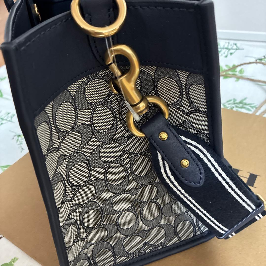 大幅値下げ【新品】COACHフィールドトート30 シグネチャージャカード