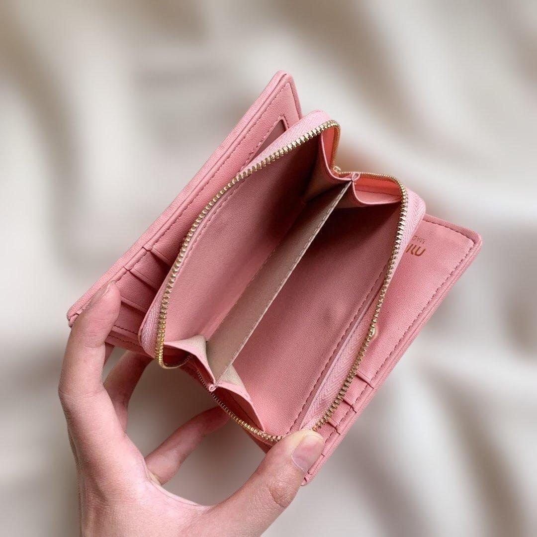 【本日中発送】ピンク 二つ折り財布 マテラッセ レザー ロゴ金具