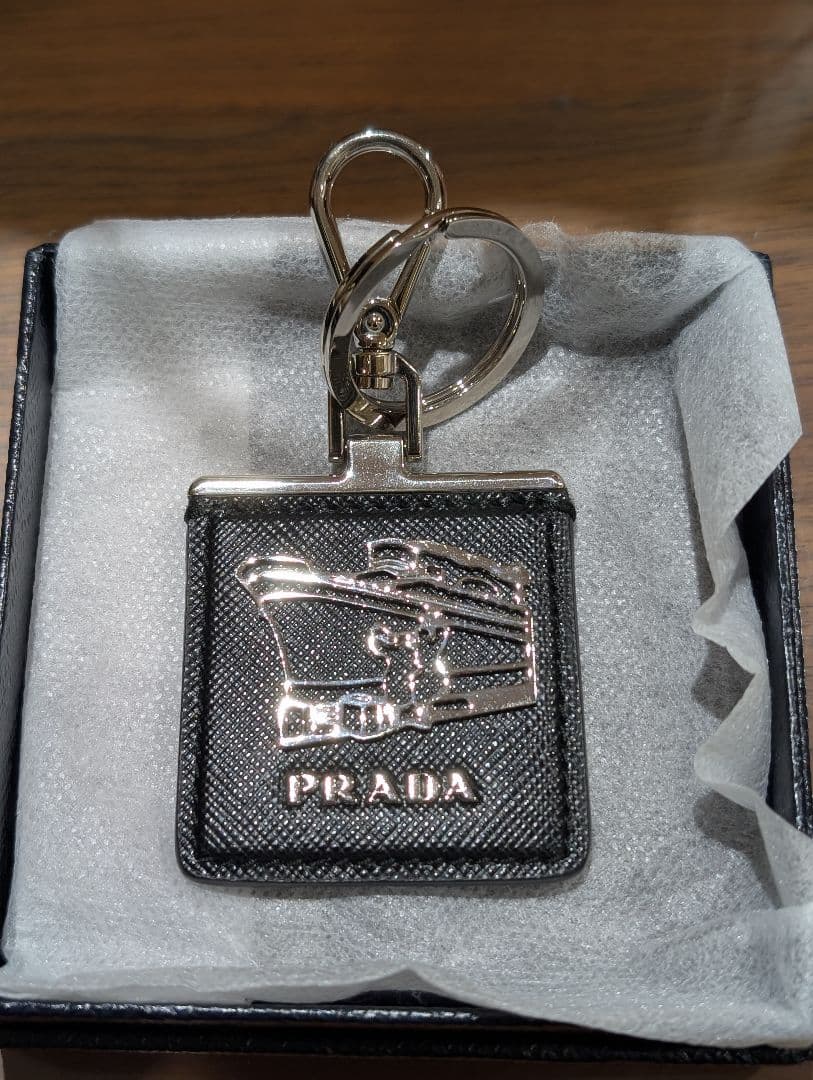 PRADA キーリング　キーホルダー　型押しレザー