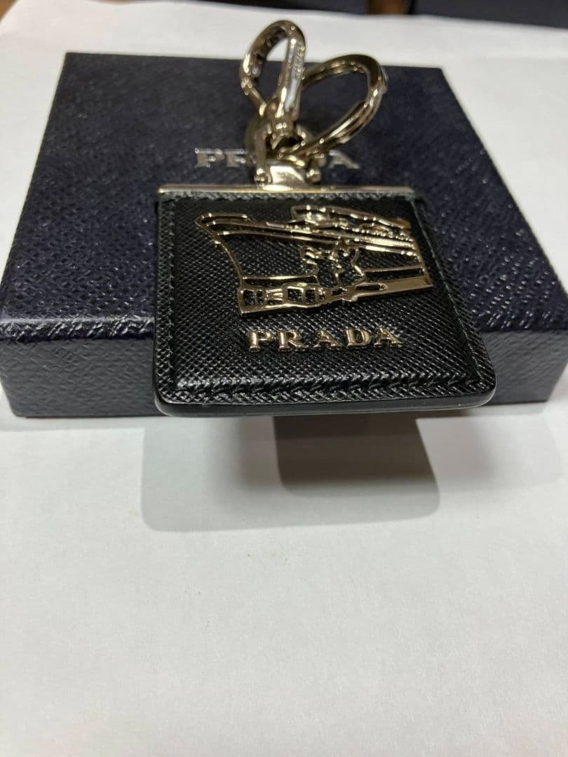 PRADA キーリング　キーホルダー　型押しレザー