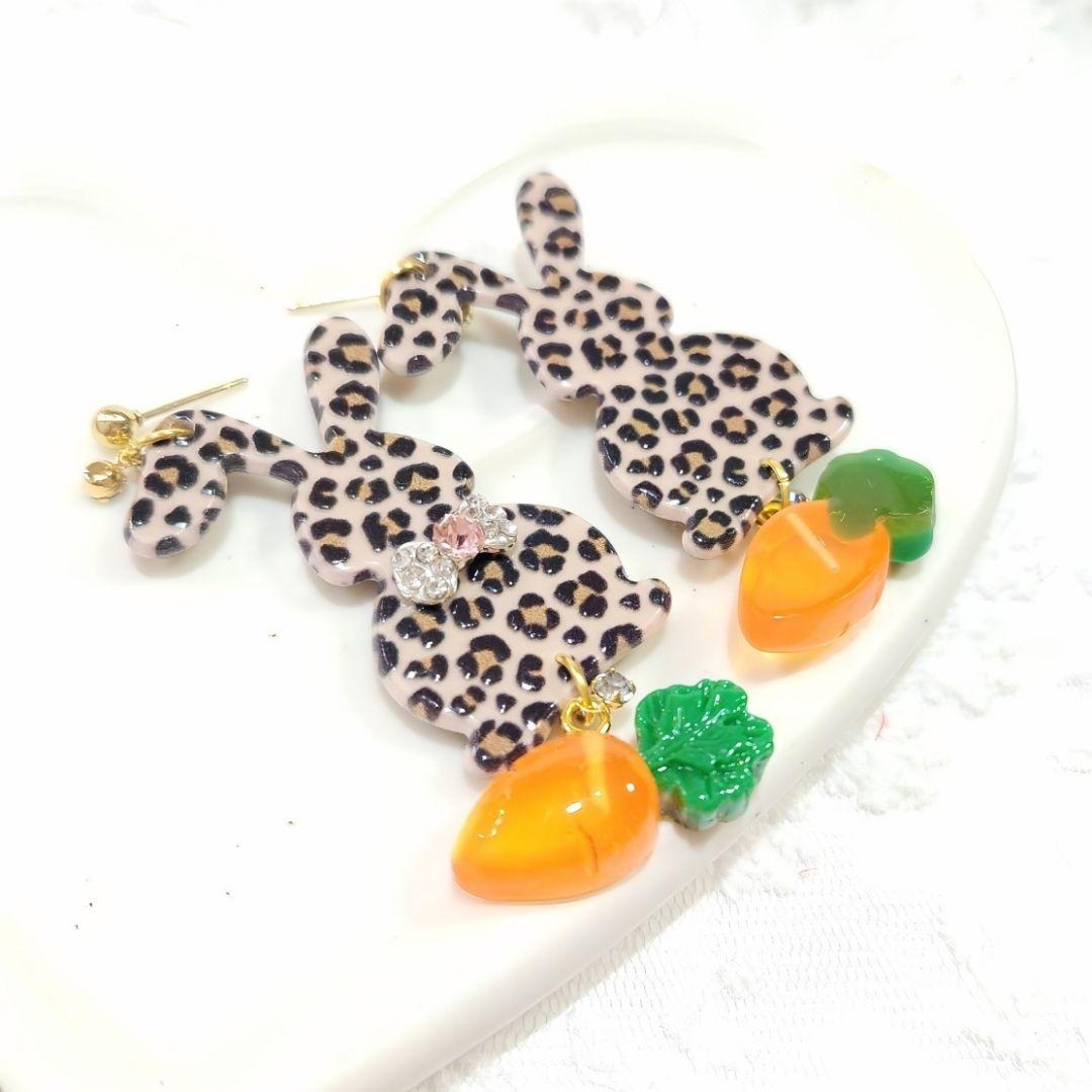 １点のみ❣️蝶ネクタイがお洒落なレオパード兎ちゃんとうるうる人参の大ぶりピアス♡