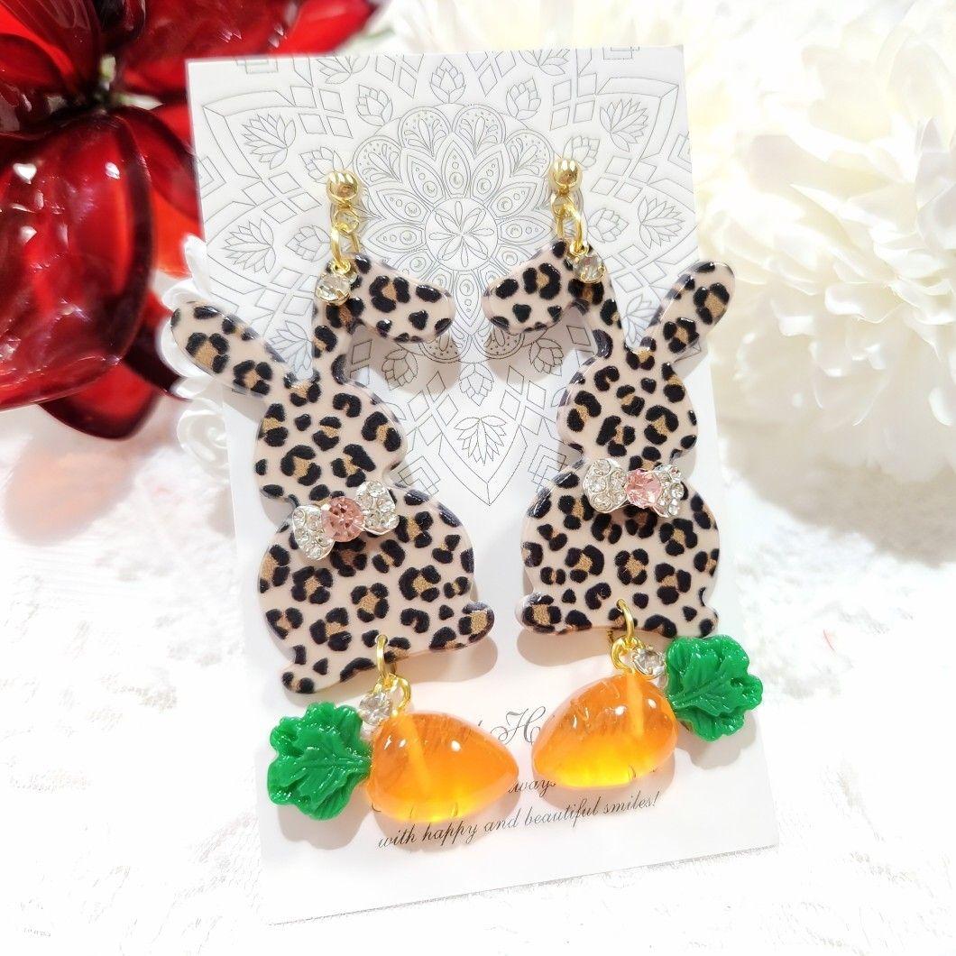 １点のみ❣️蝶ネクタイがお洒落なレオパード兎ちゃんとうるうる人参の大ぶりピアス♡