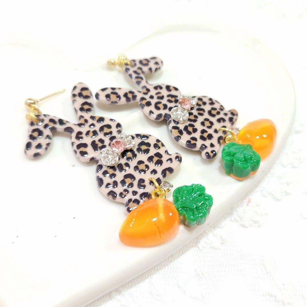 １点のみ❣️蝶ネクタイがお洒落なレオパード兎ちゃんとうるうる人参の大ぶりピアス♡