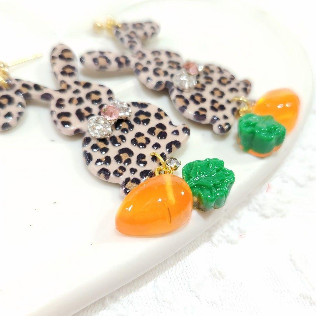 １点のみ❣️蝶ネクタイがお洒落なレオパード兎ちゃんとうるうる人参の大ぶりピアス♡