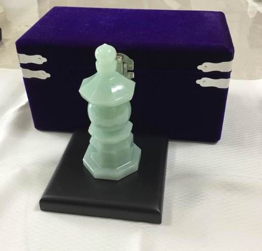 本翡翠 八角五輪塔 台付き