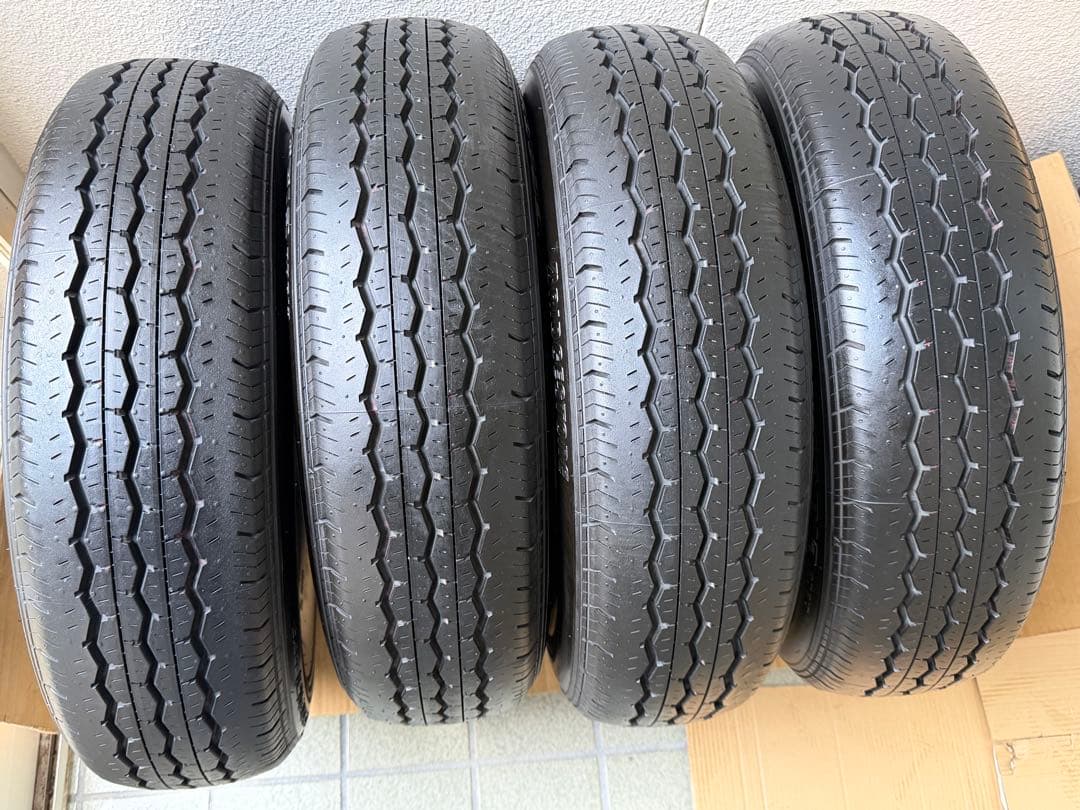 195/80R15 ハイエース純正タイヤ4本セット新車外し
