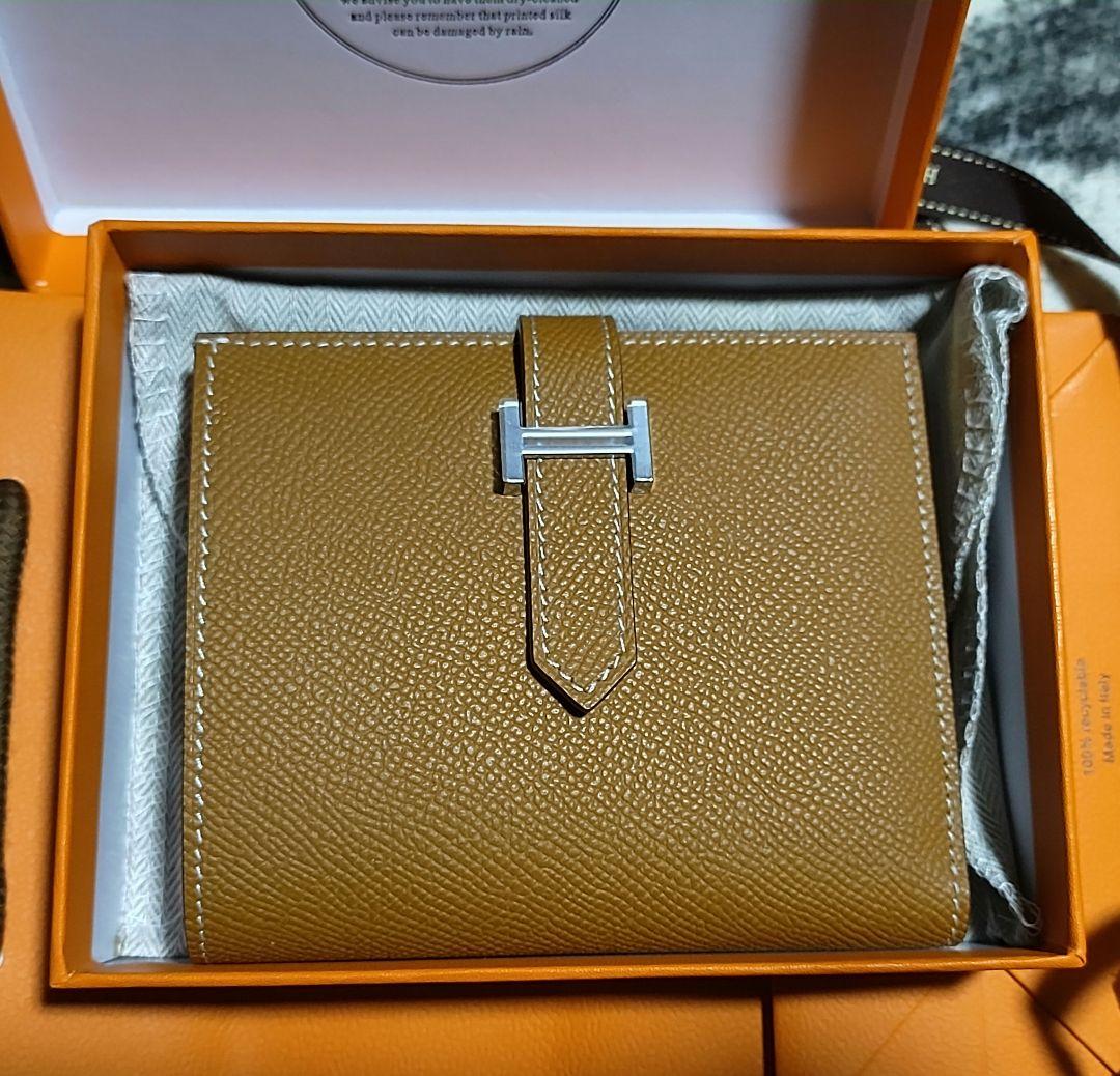 ゴールドカラ−レザー 二つ折り財布 箱付き