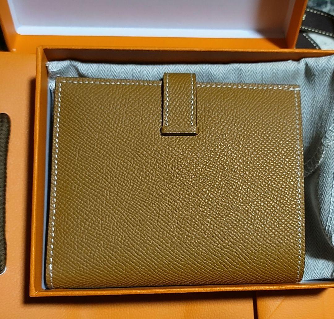 ゴールドカラ−レザー 二つ折り財布 箱付き