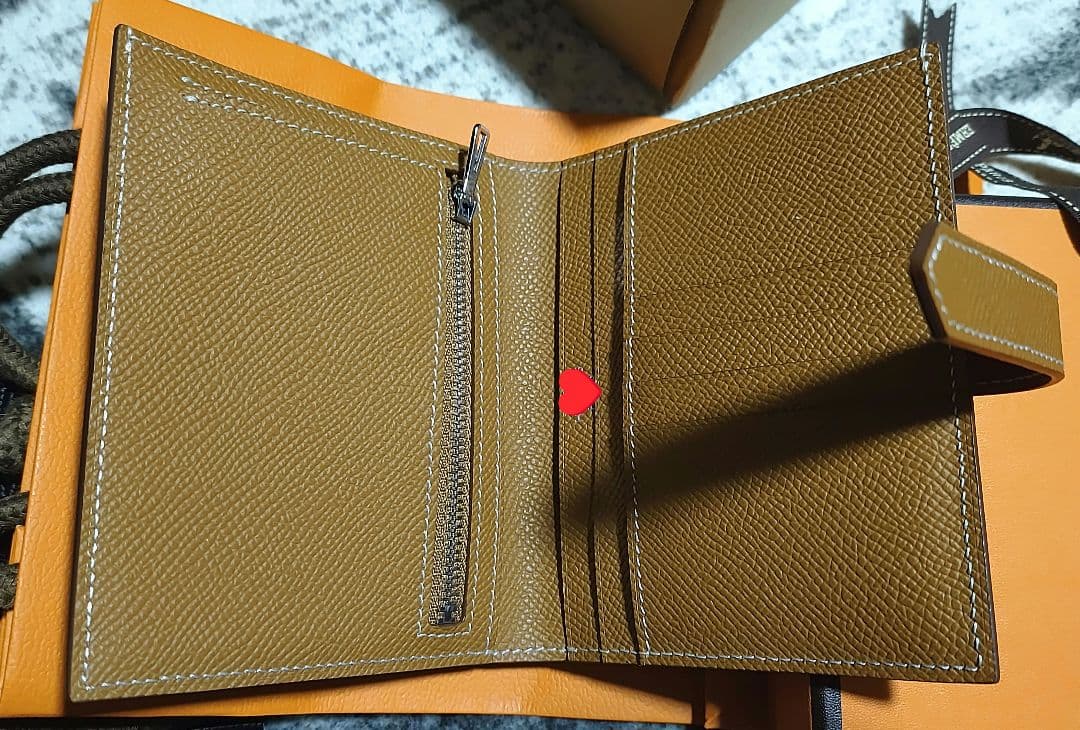 ゴールドカラ−レザー 二つ折り財布 箱付き