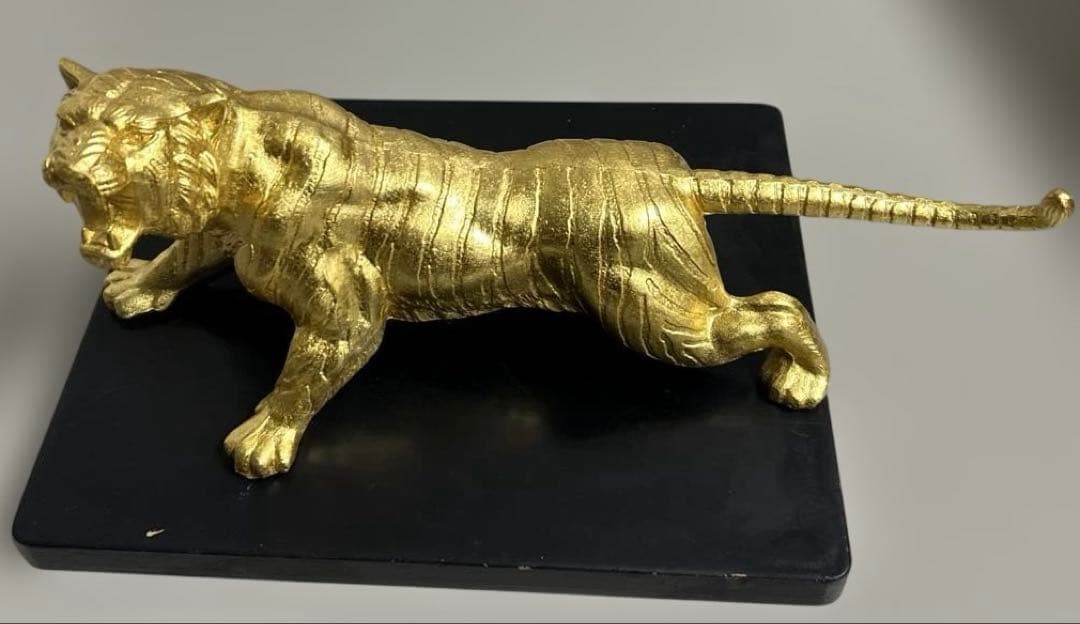 希少！金属製　金色　虎　彫刻　工芸品　置物