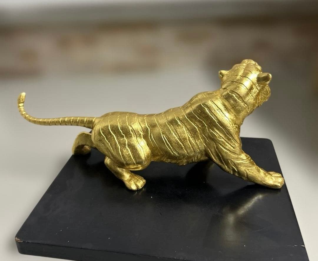 希少！金属製　金色　虎　彫刻　工芸品　置物