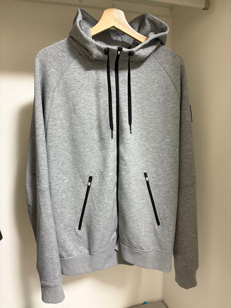 トップス On Zipped Hoodie