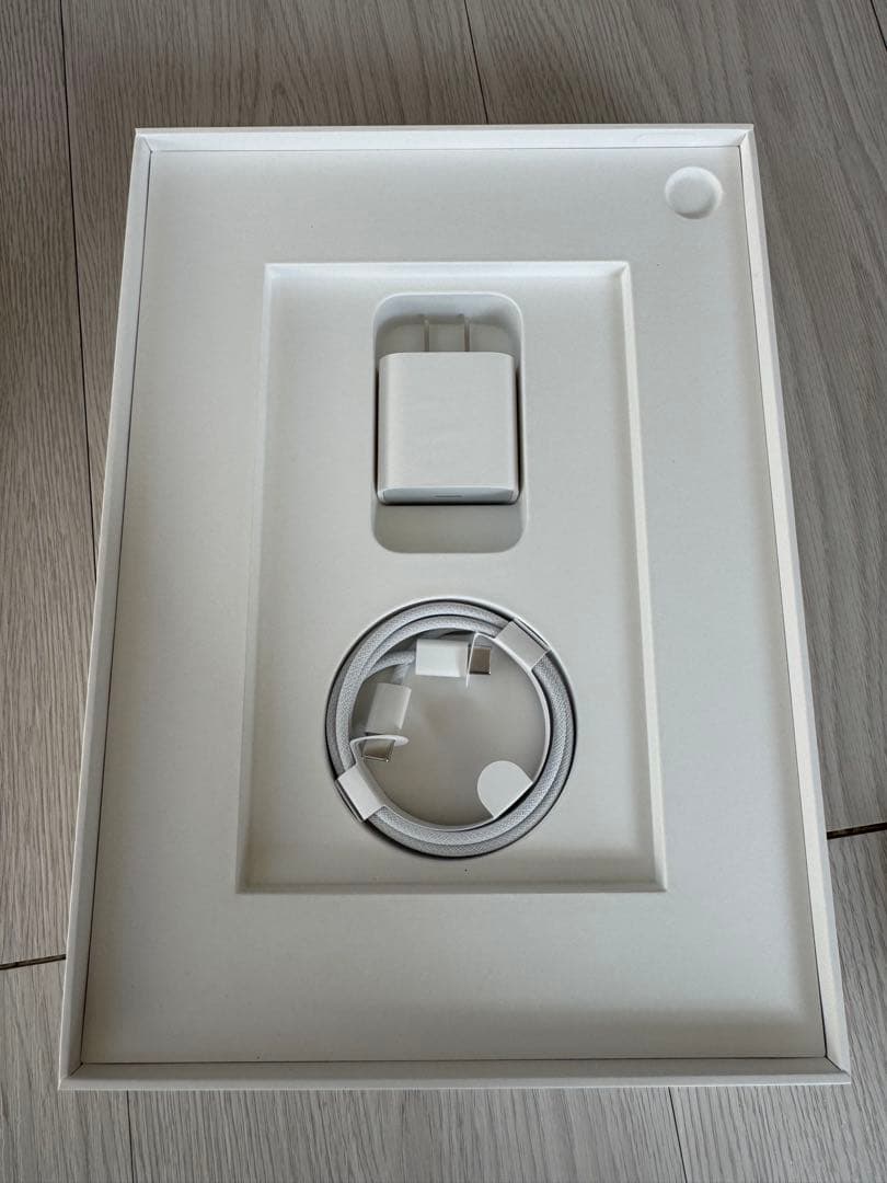 iPad (第10世代) Wi-Fi 64GB + Combo Touch