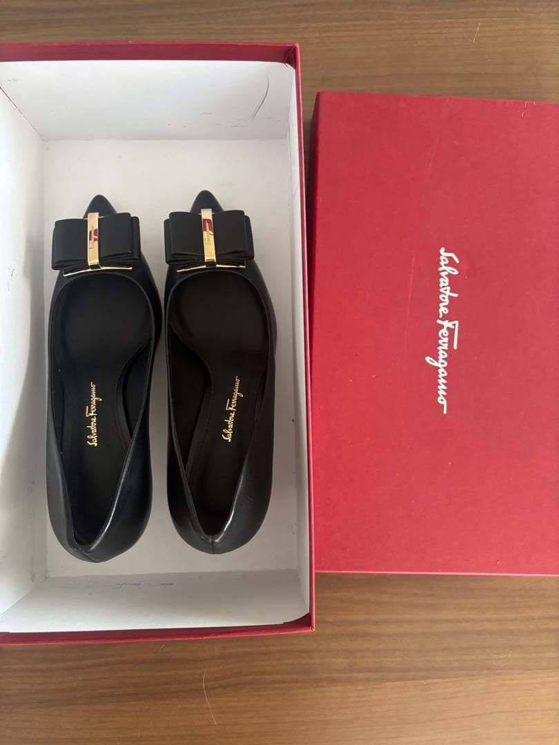 【tomo】Salvatore Ferragamo パンプス ヴァラリボン