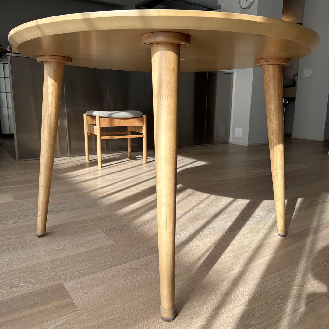 円形ナチュラルウッドダイニングテーブル