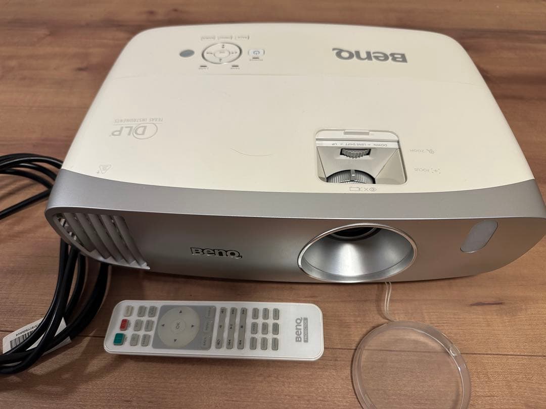 SUMO公式アカウント様BenQ DLPプロジェクター本体 リモコン付き
