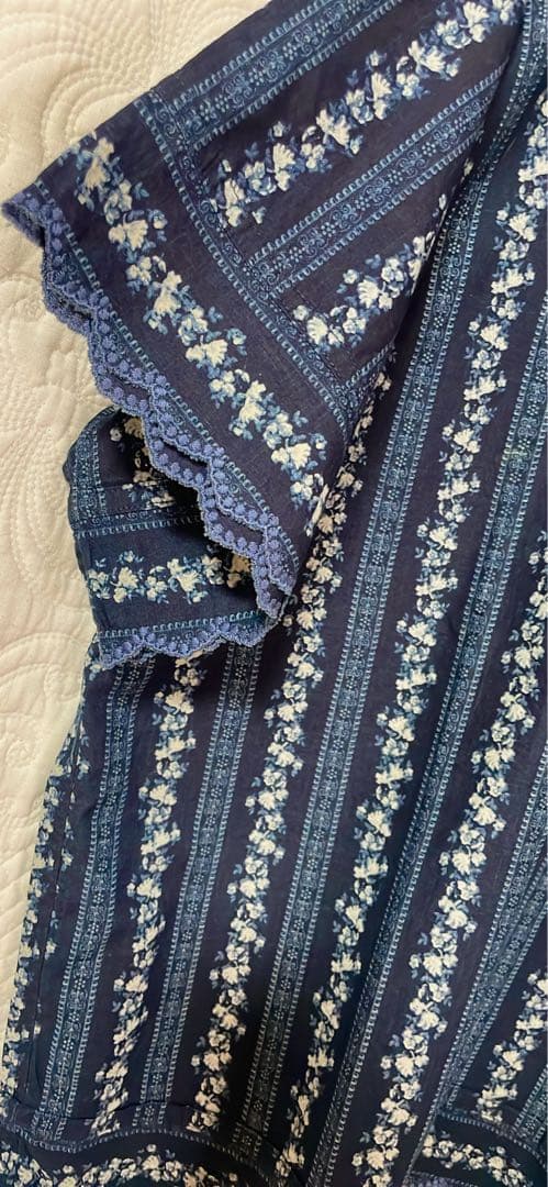 ✴︎お値下げ中✴︎45Rインディゴ花柄ブラウス　袖口裾に丁寧なレース刺繍　体型カバー