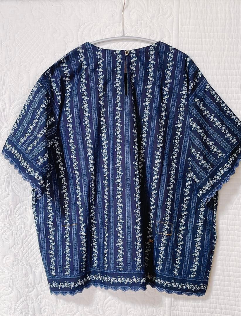 ✴︎お値下げ中✴︎45Rインディゴ花柄ブラウス　袖口裾に丁寧なレース刺繍　体型カバー