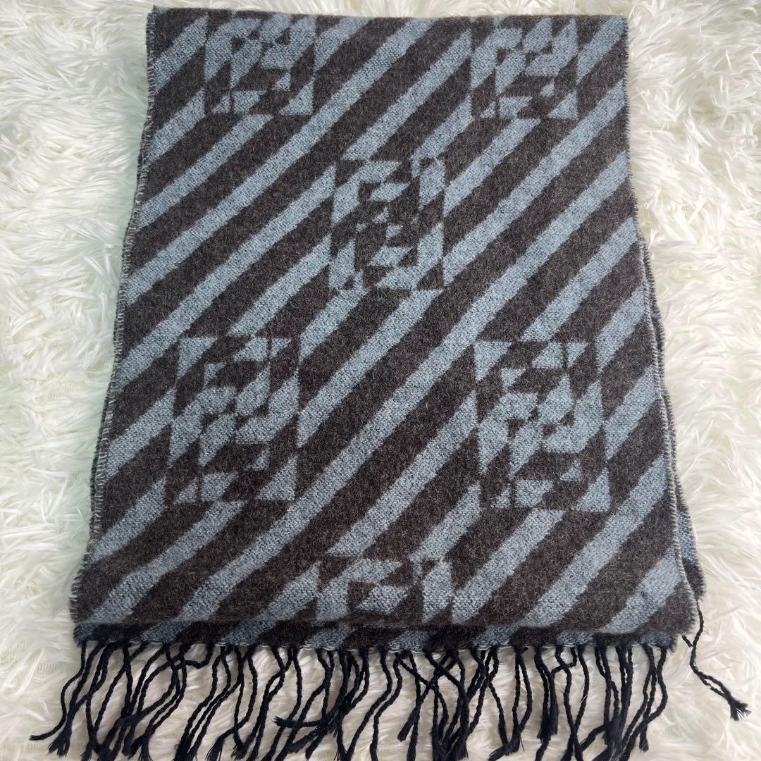 【美品】FENDI ブルーとブラックのストライプマフラー