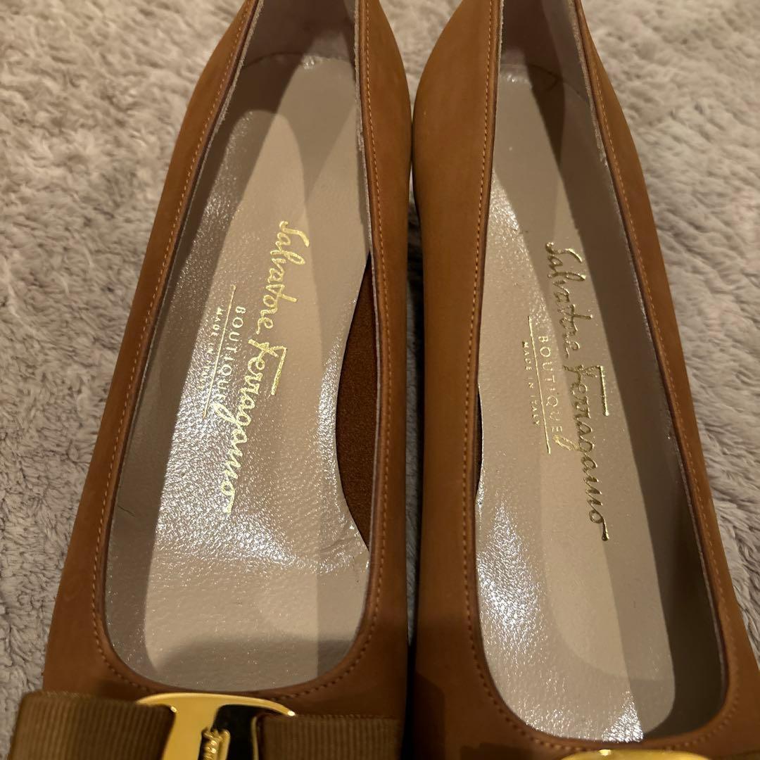 ⭐︎ サルヴァトーレ フェラガモ⭐︎ ヴァラ リボン ヌバック パンプス