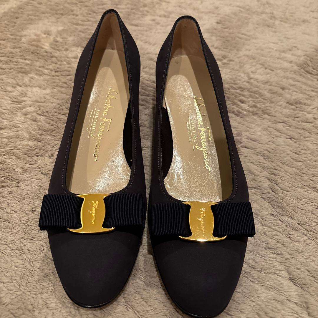 ⭐︎ サルヴァトーレ フェラガモ⭐︎ ヴァラ リボン ヌバック パンプス