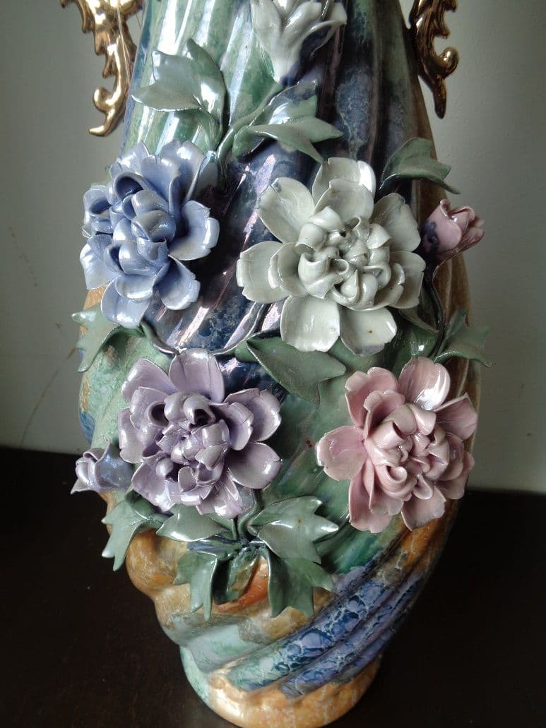 立体的花をちりばめた豪華な花瓶