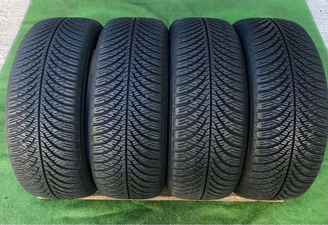 215/55 R17 YOKOHAMA BluEarth-4S タイヤ￼