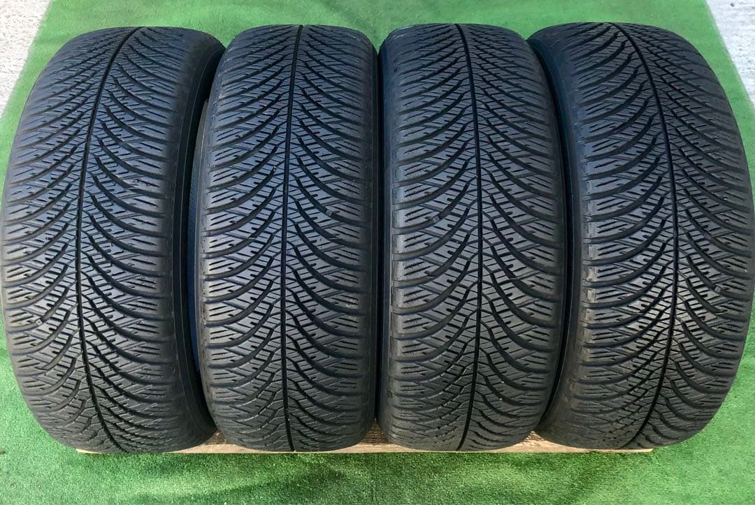 215/55 R17 YOKOHAMA BluEarth-4S タイヤ￼