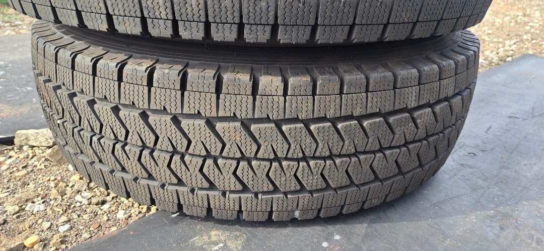 アキラ BLIZZAK スタッドレスタイヤ 195/80R15インチ