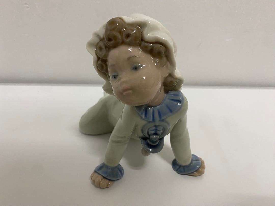 リヤドロ磁器「床に座る赤ちゃん」ハイハイ
