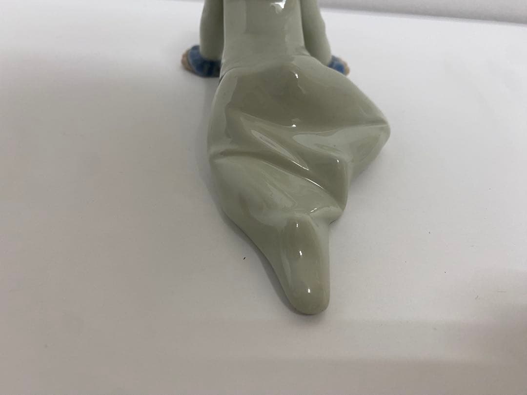リヤドロ磁器「床に座る赤ちゃん」ハイハイ