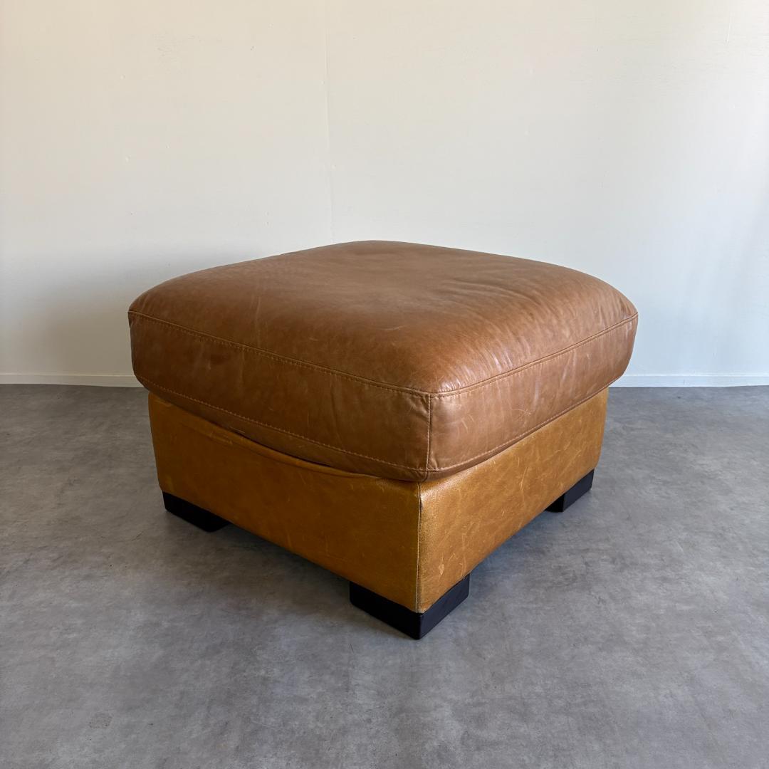 ノーマン・フォスター デザイン レザー オットマン