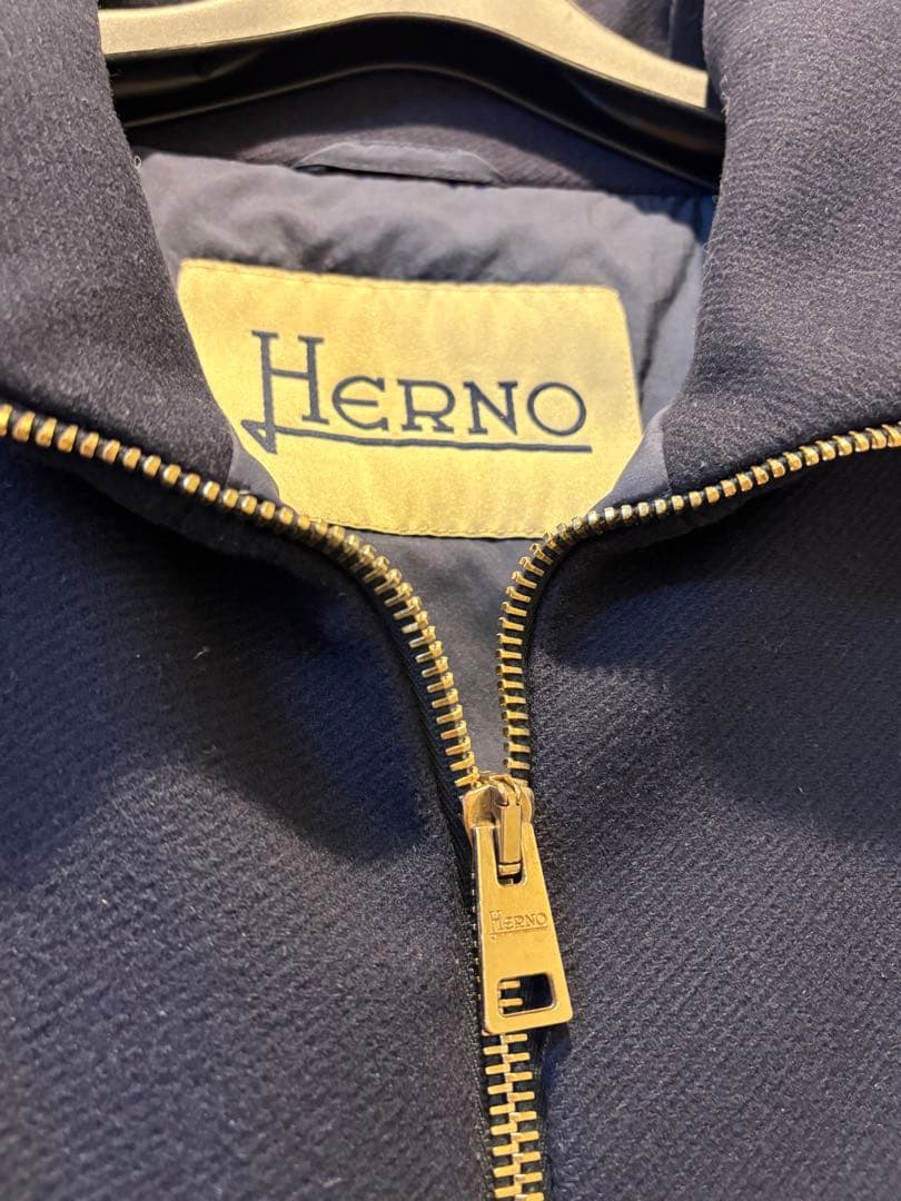 Herno ネイビー ダウン　40 ロゴプレート付　ヘルノ　ダウンコート