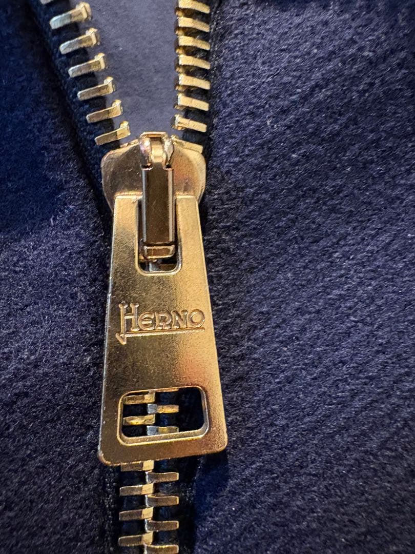 Herno ネイビー ダウン　40 ロゴプレート付　ヘルノ　ダウンコート