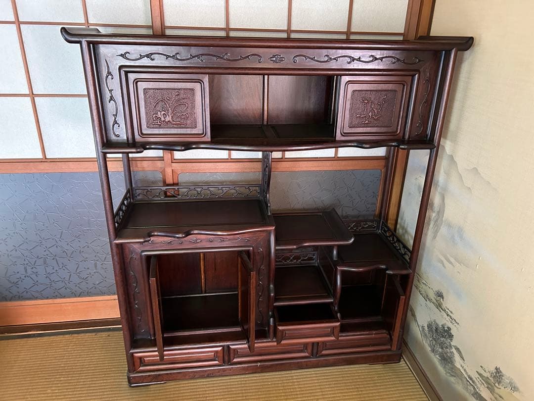 【毎日少しずつ値下げ！高級材・花梨（カリン）製】 美しい彫刻の和風茶棚・飾り棚