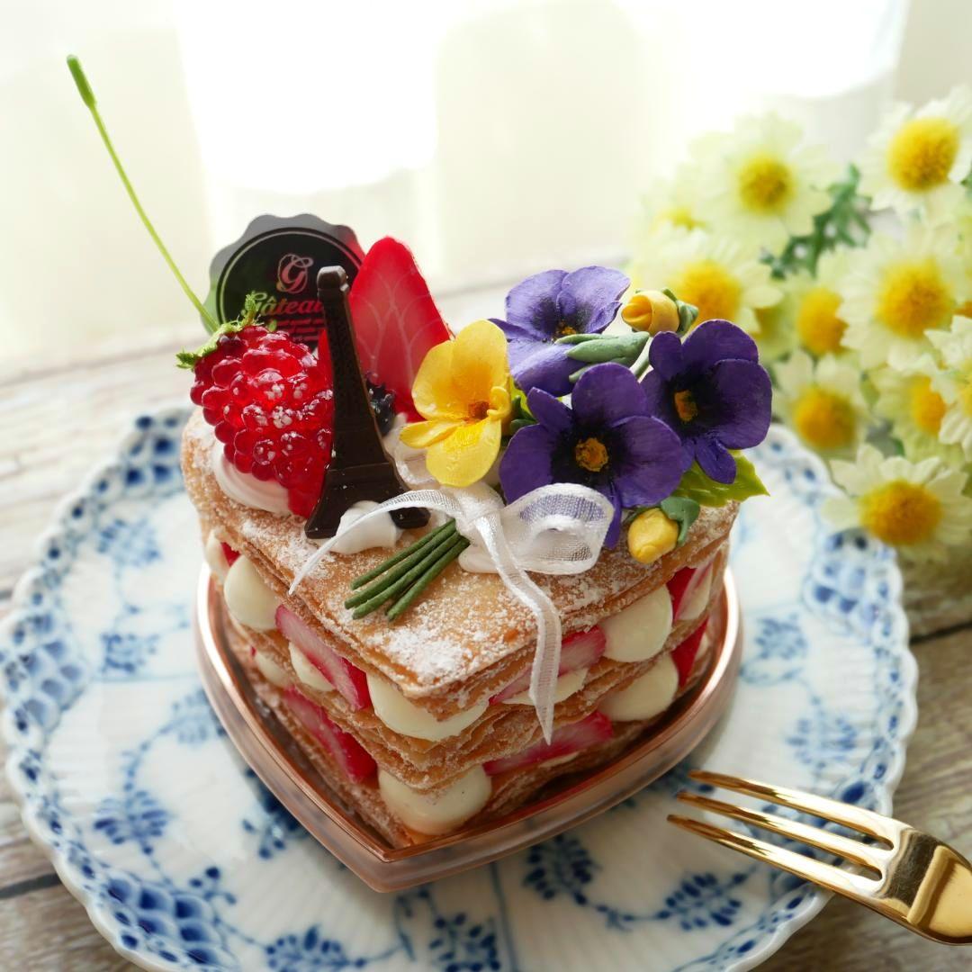 【＊さおり＊様】フェイクスイーツ◆菫ブーケ飾♬ハート型♡パリパリ苺のミルフィーユ