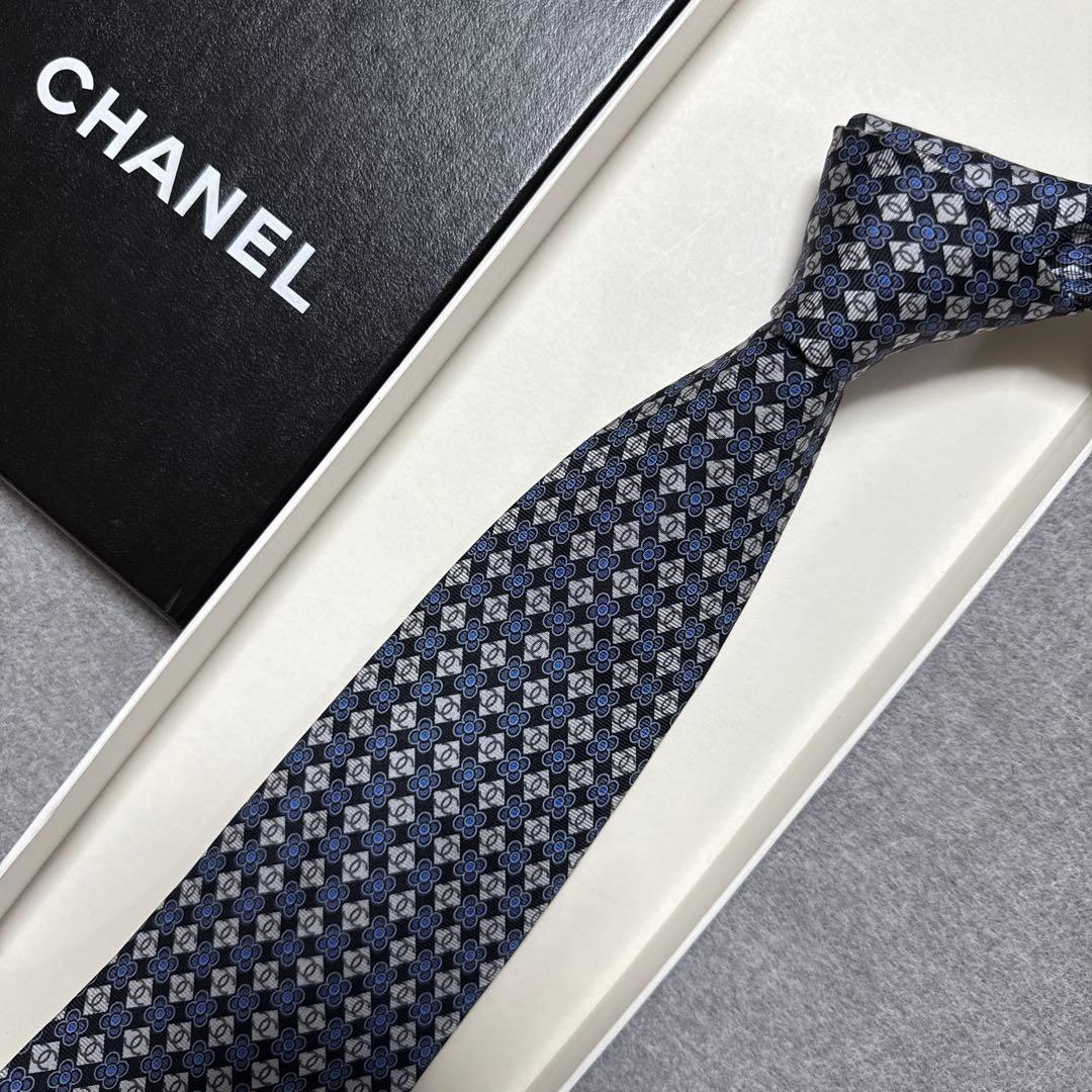美品　シャネル　ネクタイ　黒・紺　CCココマーク 花柄　チェーン付