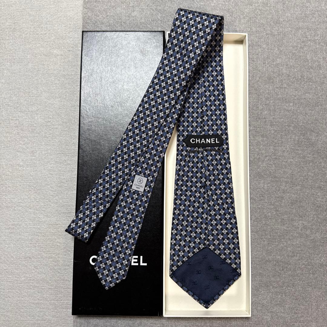美品　シャネル　ネクタイ　黒・紺　CCココマーク 花柄　チェーン付
