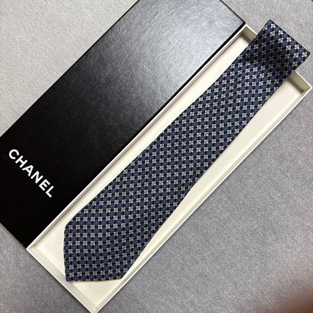 美品　シャネル　ネクタイ　黒・紺　CCココマーク 花柄　チェーン付