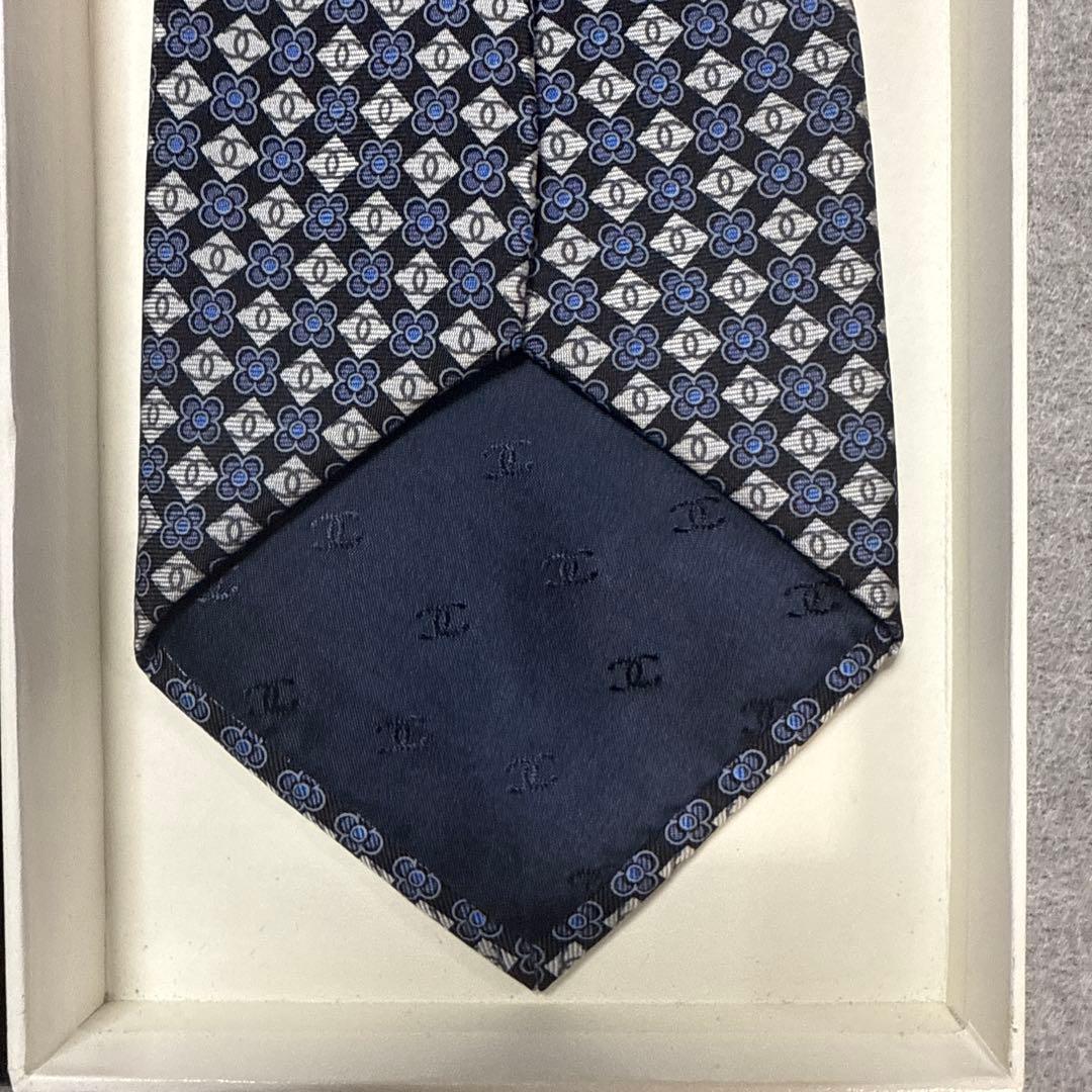 美品　シャネル　ネクタイ　黒・紺　CCココマーク 花柄　チェーン付