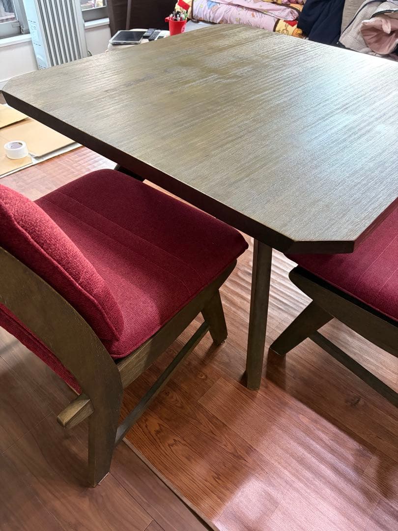 ダイニングチェアー（赤い椅子残り2脚）